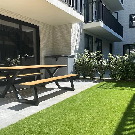 In Near The アパート *